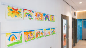Artiteq Info Rail im Einsatz mit gemalten Bildern im Kindergarten